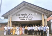 ‘समान काम, समान वेतन’ साठी कणकवली न्यायालयीन कर्मचाऱ्यांचे काळ्या फिती लावून आंदोलन