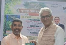 सोशल सर्विस लीग रात्र शाळेचे शिक्षक विजय सावंत यांच्या “धाकावयले कावळे ” या कथासंग्रहाचे प्राध्यापक हेमंत सामंत यांच्या हस्ते प्रकाशन