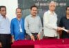 कणकवली कॉलेजच्या वतीने रुपये ५ लाख विमा संरक्षण रकमेचा धनादेश मनोहर जाधव यांचेकडे सुपूर्त
