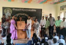 आरवली-टांक विद्यालयाला माजी विद्यार्थ्यांकडून ₹४२,५०० किमतीच्या वस्तूंची भेट