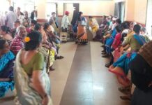खारेपाटणमध्ये NCMC कार्डसाठी महिलांची गर्दी