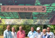 गोपुरीतील चिकूच्या बागेतील व्यासपीठाला माधवराव गाडगीळ यांचे नाव
