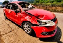 मुंबई-गोवा महामार्गावर वांद्री सप्तलिंगी पुलाजवळ कारचा भीषण अपघात; तिघेजण जखमी