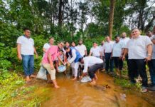 आंबडगावात प्रशासकीय अधिकारी व कर्मचाऱ्यांच्या श्रमदानातून एकाच दिवसात २४ वनराई बंधारे!