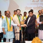 माजी मुख्यमंत्री नारायण राणे यांच्या हस्ते जिल्हा बँक अध्यक्ष मनीष दळवी यांचा सत्कार…