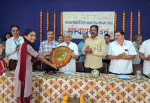 माखजन इंग्लिश स्कूल येथे संस्थापक दिन साजरा.