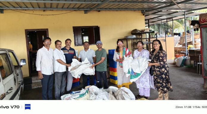 देवगड व्यापारी संघाकडून वनराई बंधाऱ्यांसाठी एक हजार पिशव्या सुपूर्द