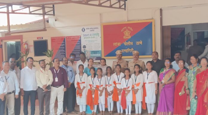 कुवे नं. २ शाळेतील विद्यार्थ्यांचे लांजा तहसील कार्यालय येथे स्त्री सशक्तीकरण विषयावर पथनाट्य सादर