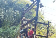 साखरपा तळवाडीत ६३ ऐवजी १०० KVA चा नवा ट्रान्सफॉर्मर बसवल्याने समाधान