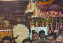 कुडाळ- मालवणचे आमदार निलेश राणे यांनी घेतले आडिवरेच्या श्री महाकाली देवीचे दर्शन मंदिर विश्वस्तांकडून आ. राणे यांचा सत्कार