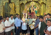 कुडाळ- मालवणचे आमदार निलेश राणे यांची राजापुरातील जय महाराष्ट्र मित्र मंडळाच्या नवरात्र उत्सवाला भेट मंडळाकडून आ. राणे यांचा सन्मान