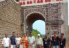 विजयदुर्ग किल्ल्याचे सरसेनापती सरखेल कान्होजी आंग्रे यांचे वंशज रघुजीराजे आंग्रे यांची विजयदुर्गला भेट ; सह्याद्री प्रतिष्ठानच्या कामाचं कौतुक