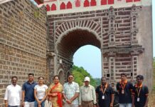 विजयदुर्ग किल्ल्याचे सरसेनापती सरखेल कान्होजी आंग्रे यांचे वंशज रघुजीराजे आंग्रे यांची विजयदुर्गला भेट ; सह्याद्री प्रतिष्ठानच्या कामाचं कौतुक