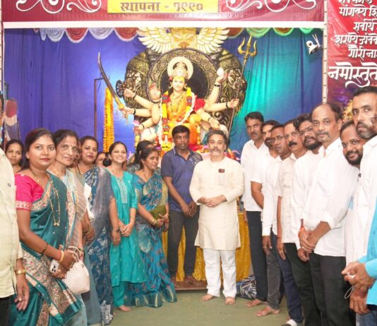 भरड नवरात्रोत्सव मित्रमंडळाला भेट देत आमदार निलेश राणे यांनी घेतले देवीचे दर्शन
