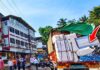 मालवाहू ट्रकने विद्युतवाहिनी ओढली; वीजेचा पोल वाकला!